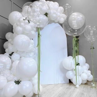 Белая фотозона из шаров "Воодушевление" фото