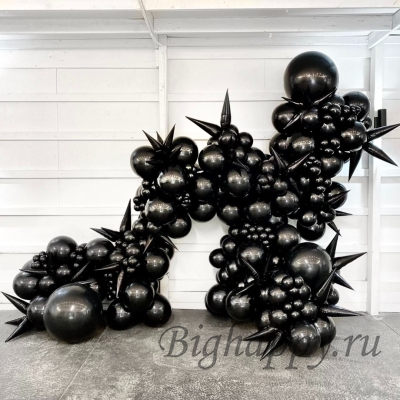 Монохромная инсталляция из воздушных шаров Черное сияние