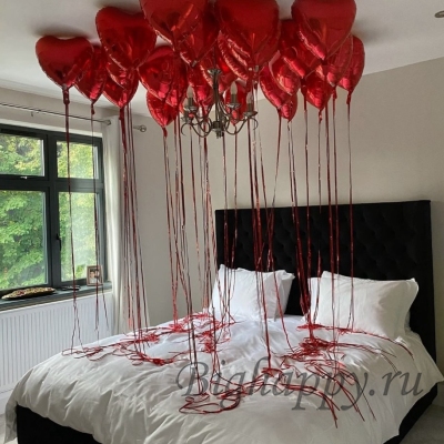 Красные шары в форме сердечек под потолок фото