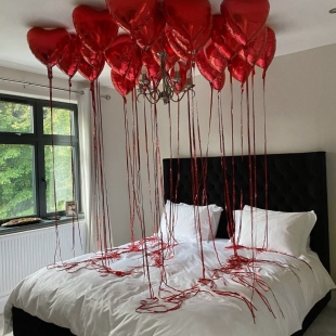 Красные шары в форме сердечек под потолок фото