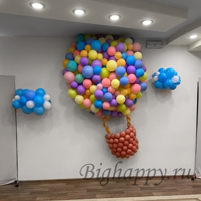 Композиция из шаров «Летящий воздушный шар с корзиной» фото