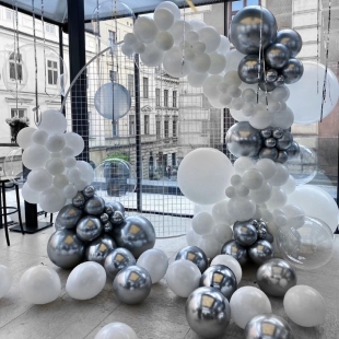 Круглая фотозона из шаров &laquo;Серебристо - белая&raquo; фото