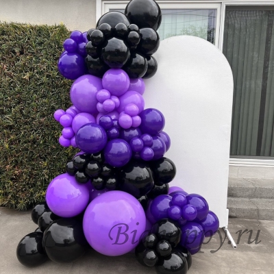Фотозона из фиолетовых и черных шаров в стиле Уэнсдей фото