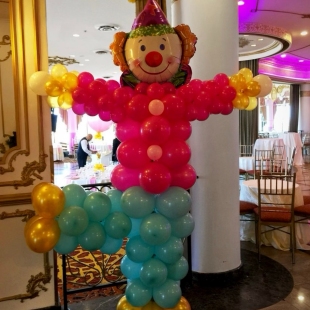 Большая фигура из шаров "Клоун - гвоздь программы" фото