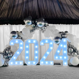 Эффектная композиция с большими цифрами с лампочками и воздушными шарами фото