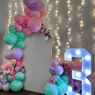 Фотозона из шаров, баннера и цифры &laquo;Светлый День Рождения&raquo; фото