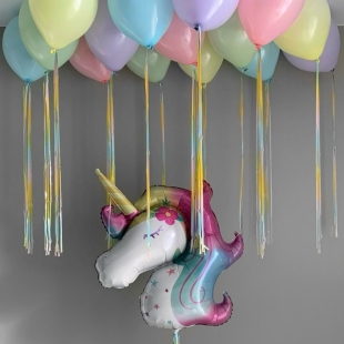 Шарики под потолок конфетных оттенков с дождиком и единорог фото
