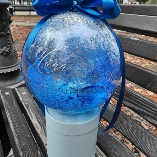 Красивый бабл-бокс с прозрачным шаром, окрашенным краской и блестками изнутри фото