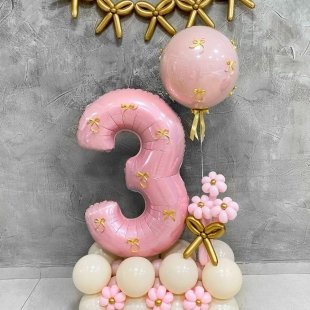 Розовая цифра с бантиками, цветочками и стеклянным шаром на подставке из шаров фото