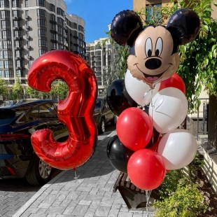 Яркая композиция из воздушных шаров &laquo;Микки Маус и цифра&raquo; фото