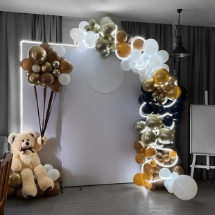 Фотозона из шаров с медвежонком и подсветкой «Тепло и стиль» фото