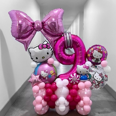 Очаровательная композиция из воздушных шаров в стиле Hello Kitty