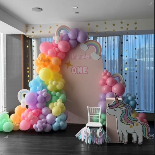 Фотозона из шаров «Радуга Единорога» фото