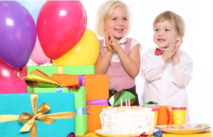 Подарки мальчикам и девочкам на день рождения: идеи, варианты и сюрпризы